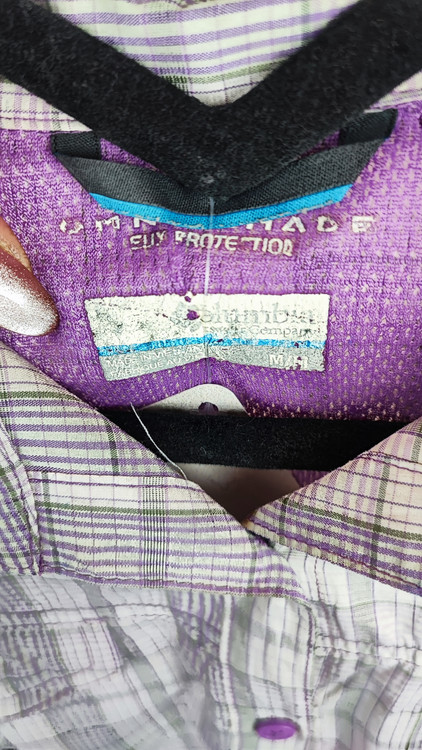 شومیز زنانه وارداتی استوک چهارخانه طوسی با آستین بلند، یقه کلاسیک، طراحی ساده و مرتب، مناسب سایز ۴۰ تا ۴۲، استایل روزمره و نیمهرسمی.