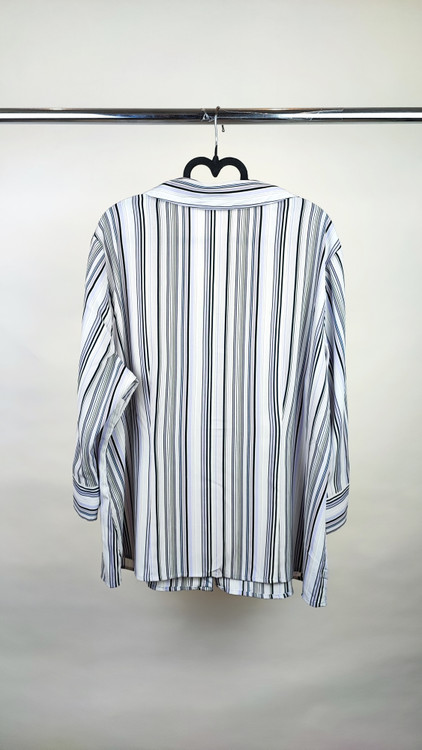 شومیز زنانه وارداتی استوک راهراه طوسی با آستین سهربع، طراحی کلاسیک و آزاد، مناسب سایز ۵۲ تا ۵۴، تنخور راحت، مناسب استفاده روزمره و نیمهرسمی