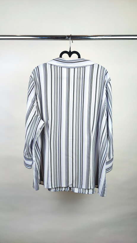 شومیز زنانه وارداتی استوک راهراه طوسی با آستین سهربع، طراحی کلاسیک و آزاد، مناسب سایز ۵۲ تا ۵۴، تنخور راحت، مناسب استفاده روزمره و نیمهرسمی