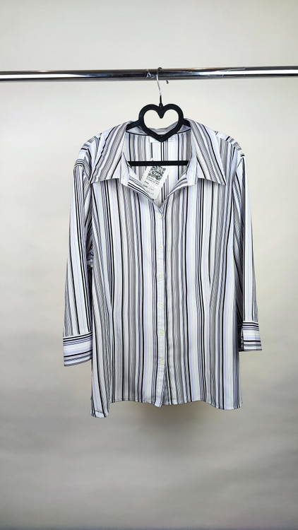 شومیز زنانه وارداتی استوک راهراه طوسی با آستین سهربع، طراحی کلاسیک و آزاد، مناسب سایز ۵۲ تا ۵۴، تنخور راحت، مناسب استفاده روزمره و نیمهرسمی