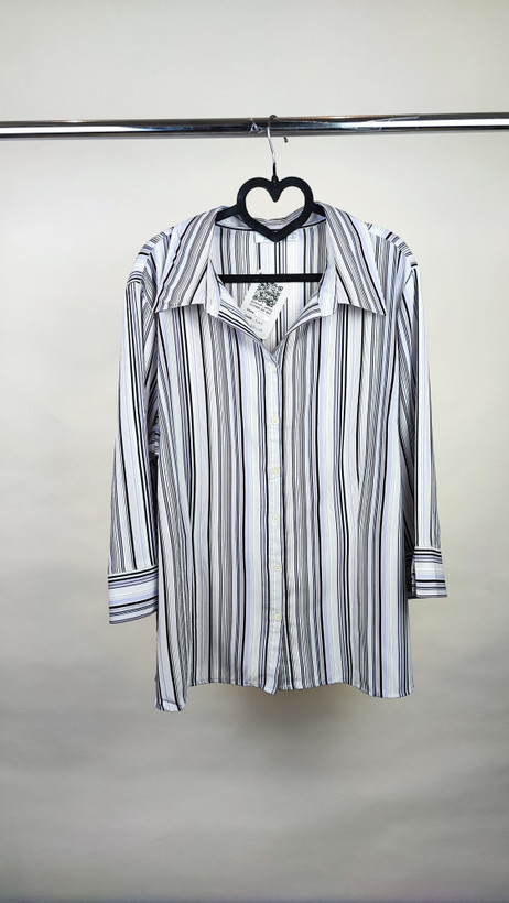 شومیز زنانه وارداتی استوک راهراه طوسی با آستین سهربع، طراحی کلاسیک و آزاد، مناسب سایز ۵۲ تا ۵۴، تنخور راحت، مناسب استفاده روزمره و نیمهرسمی