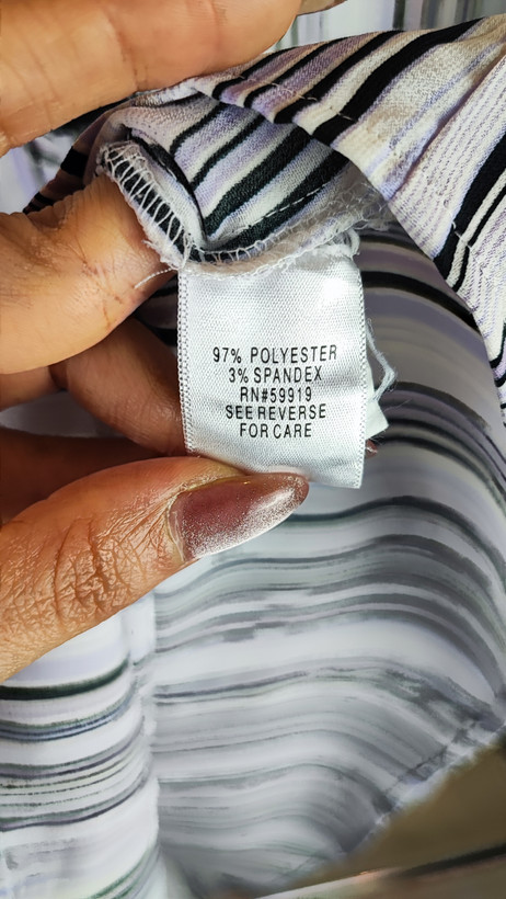 شومیز زنانه وارداتی استوک راهراه طوسی با آستین سهربع، طراحی کلاسیک و آزاد، مناسب سایز ۵۲ تا ۵۴، تنخور راحت، مناسب استفاده روزمره و نیمهرسمی