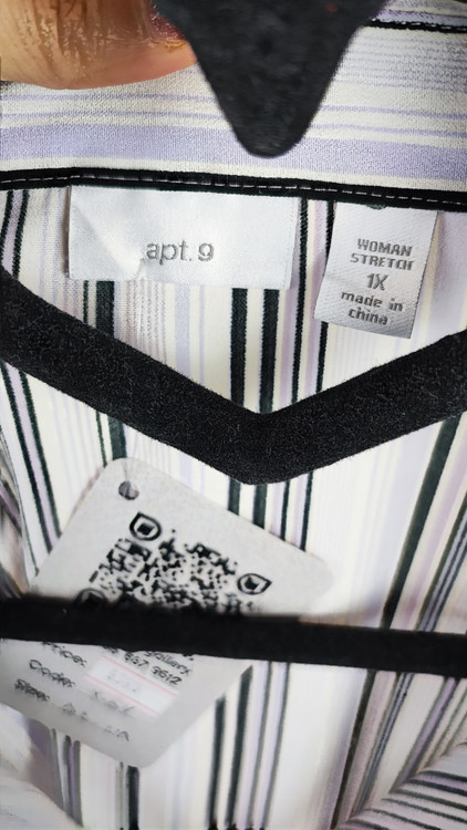 شومیز زنانه وارداتی استوک راهراه طوسی با آستین سهربع، طراحی کلاسیک و آزاد، مناسب سایز ۵۲ تا ۵۴، تنخور راحت، مناسب استفاده روزمره و نیمهرسمی