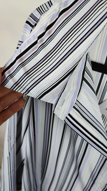 شومیز زنانه وارداتی استوک راهراه طوسی با آستین سهربع، طراحی کلاسیک و آزاد، مناسب سایز ۵۲ تا ۵۴، تنخور راحت، مناسب استفاده روزمره و نیمهرسمی