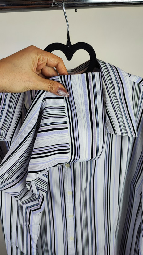 شومیز زنانه وارداتی استوک راهراه طوسی با آستین سهربع، طراحی کلاسیک و آزاد، مناسب سایز ۵۲ تا ۵۴، تنخور راحت، مناسب استفاده روزمره و نیمهرسمی