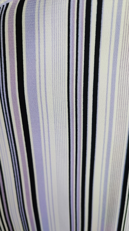 شومیز زنانه وارداتی استوک راهراه طوسی با آستین سهربع، طراحی کلاسیک و آزاد، مناسب سایز ۵۲ تا ۵۴، تنخور راحت، مناسب استفاده روزمره و نیمهرسمی