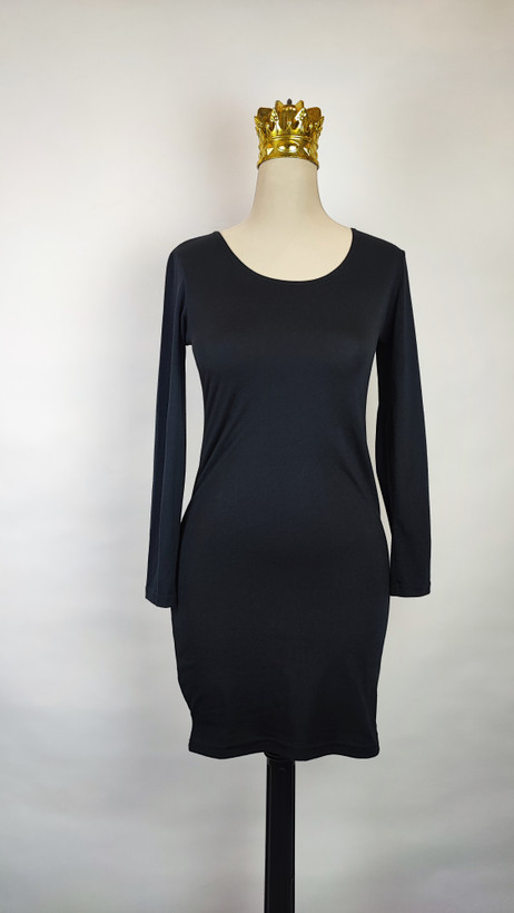 پیراهن زنانه وارداتی استوک مشکی، آستینبلند، یقه گرد، فرم اندامی و پارچه باکیفیت، مناسب سایز ۴۰ تا ۴۲ با قد ۸۲ سانتیمتر.