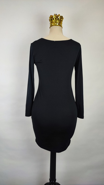 پیراهن زنانه وارداتی استوک مشکی، آستینبلند، یقه گرد، فرم اندامی و پارچه باکیفیت، مناسب سایز ۴۰ تا ۴۲ با قد ۸۲ سانتیمتر.