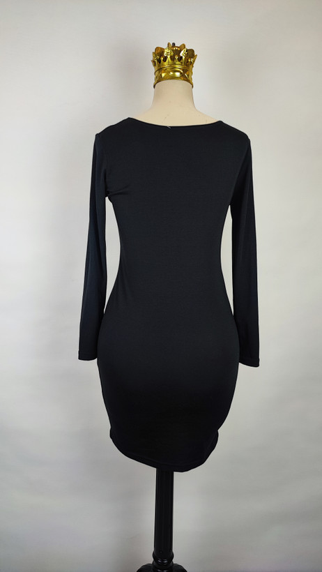 پیراهن زنانه وارداتی استوک مشکی، آستینبلند، یقه گرد، فرم اندامی و پارچه باکیفیت، مناسب سایز ۴۰ تا ۴۲ با قد ۸۲ سانتیمتر.