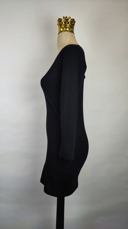 پیراهن زنانه وارداتی استوک مشکی، آستینبلند، یقه گرد، فرم اندامی و پارچه باکیفیت، مناسب سایز ۴۰ تا ۴۲ با قد ۸۲ سانتیمتر.