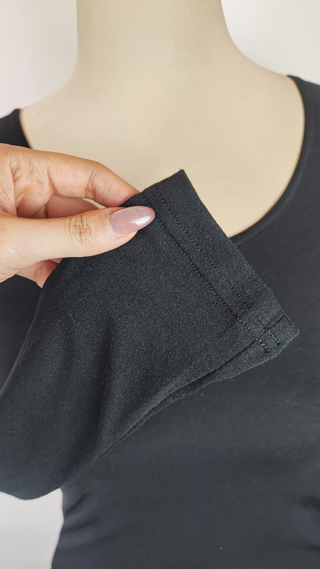 پیراهن زنانه وارداتی استوک مشکی، آستینبلند، یقه گرد، فرم اندامی و پارچه باکیفیت، مناسب سایز ۴۰ تا ۴۲ با قد ۸۲ سانتیمتر.