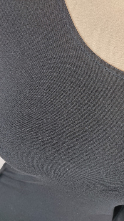 پیراهن زنانه وارداتی استوک مشکی، آستینبلند، یقه گرد، فرم اندامی و پارچه باکیفیت، مناسب سایز ۴۰ تا ۴۲ با قد ۸۲ سانتیمتر.