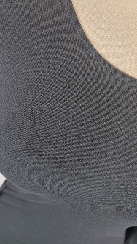 پیراهن زنانه وارداتی استوک مشکی، آستینبلند، یقه گرد، فرم اندامی و پارچه باکیفیت، مناسب سایز ۴۰ تا ۴۲ با قد ۸۲ سانتیمتر.