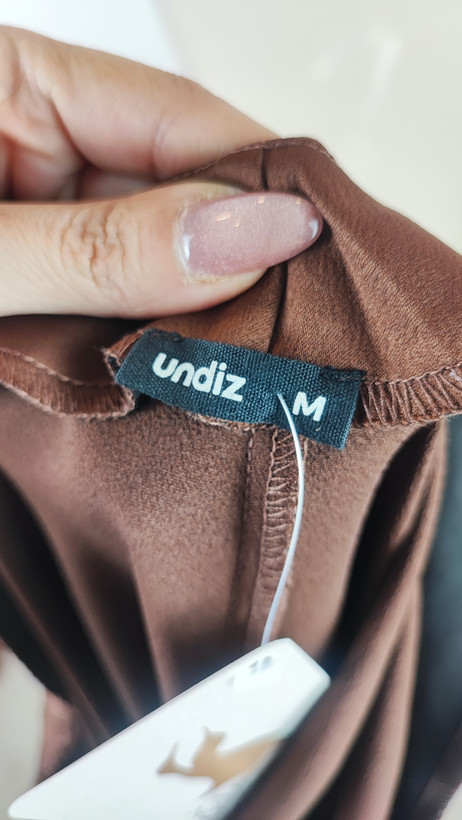 پیراهن زنانه وارداتی استوک قهوهای ساتن بنددار، طراحی جذب و بلند با مدل یقهریز و پارچه براق و لطیف، مناسب سایز ۳۸ تا ۴۰ و قد ۱۱۵ سانتیمتر.