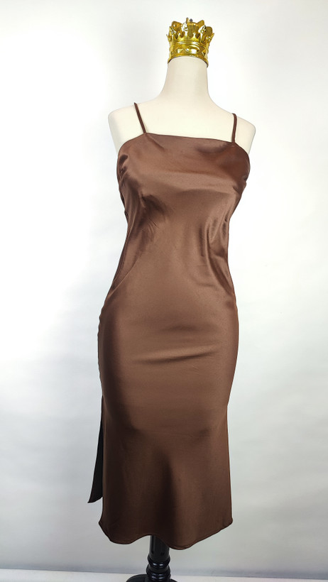 پیراهن زنانه وارداتی استوک قهوهای ساتن بنددار، طراحی جذب و بلند با مدل یقهریز و پارچه براق و لطیف، مناسب سایز ۳۸ تا ۴۰ و قد ۱۱۵ سانتیمتر.