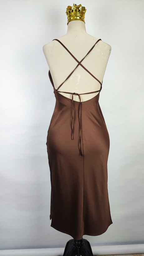 پیراهن زنانه وارداتی استوک قهوهای ساتن بنددار، طراحی جذب و بلند با مدل یقهریز و پارچه براق و لطیف، مناسب سایز ۳۸ تا ۴۰ و قد ۱۱۵ سانتیمتر.