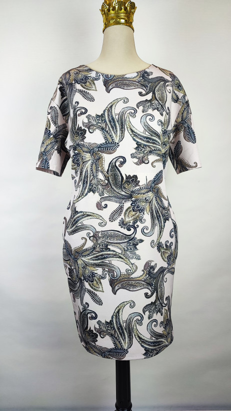 پیراهن زنانه وارداتی استوک طرحدار مشکی و سفید، آستین کوتاه، یقه گرد، فیت راحت، مناسب سایز ۴۲ تا ۴۴، پارچه لطیف و اقتصادی.