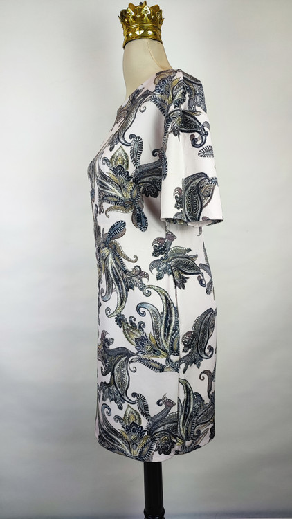 پیراهن زنانه وارداتی استوک طرحدار مشکی و سفید، آستین کوتاه، یقه گرد، فیت راحت، مناسب سایز ۴۲ تا ۴۴، پارچه لطیف و اقتصادی.