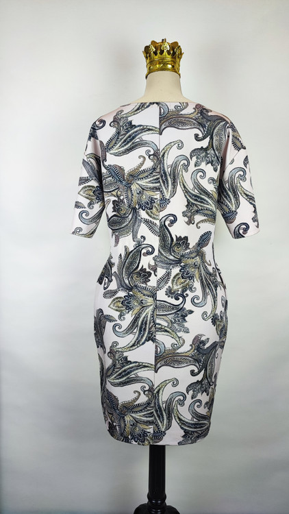 پیراهن زنانه وارداتی استوک طرحدار مشکی و سفید، آستین کوتاه، یقه گرد، فیت راحت، مناسب سایز ۴۲ تا ۴۴، پارچه لطیف و اقتصادی.