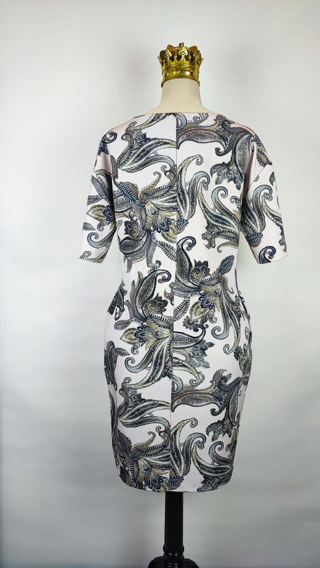 پیراهن زنانه وارداتی استوک طرحدار مشکی و سفید، آستین کوتاه، یقه گرد، فیت راحت، مناسب سایز ۴۲ تا ۴۴، پارچه لطیف و اقتصادی.