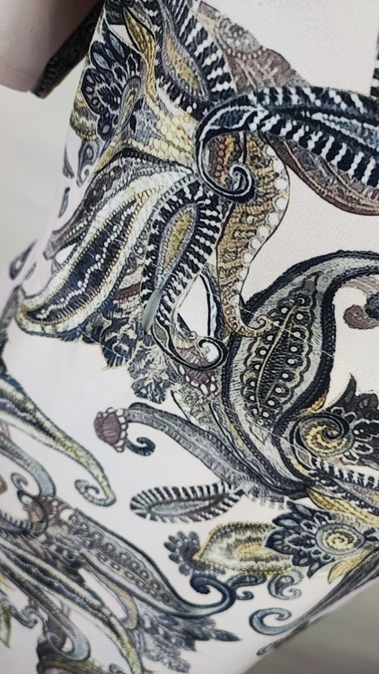 پیراهن زنانه وارداتی استوک طرحدار مشکی و سفید، آستین کوتاه، یقه گرد، فیت راحت، مناسب سایز ۴۲ تا ۴۴، پارچه لطیف و اقتصادی.