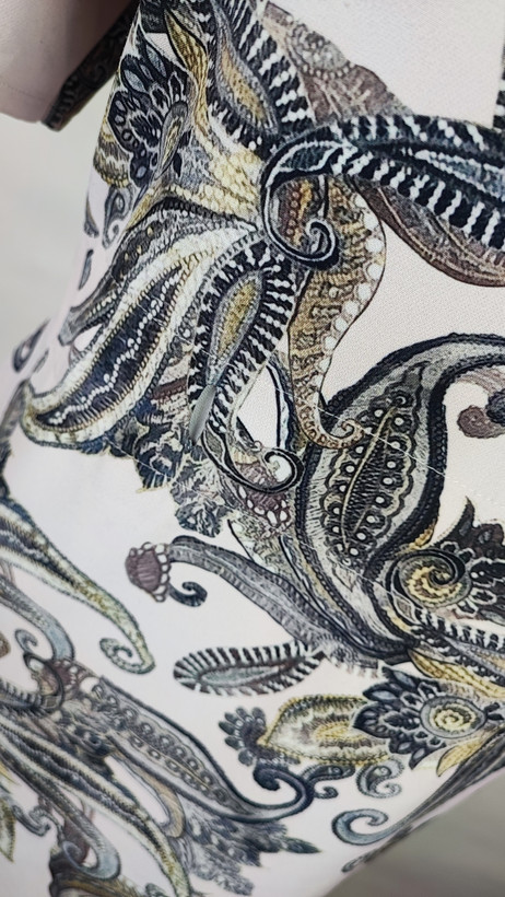 پیراهن زنانه وارداتی استوک طرحدار مشکی و سفید، آستین کوتاه، یقه گرد، فیت راحت، مناسب سایز ۴۲ تا ۴۴، پارچه لطیف و اقتصادی.