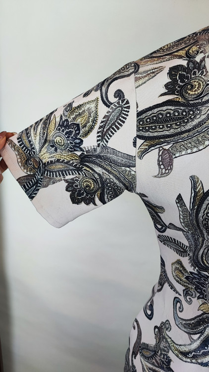 پیراهن زنانه وارداتی استوک طرحدار مشکی و سفید، آستین کوتاه، یقه گرد، فیت راحت، مناسب سایز ۴۲ تا ۴۴، پارچه لطیف و اقتصادی.