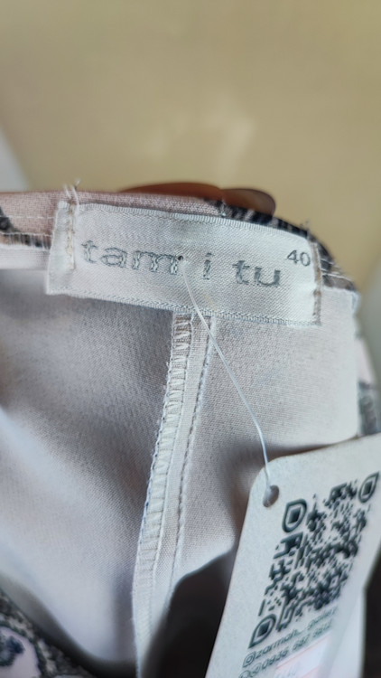 پیراهن زنانه وارداتی استوک طرحدار مشکی و سفید، آستین کوتاه، یقه گرد، فیت راحت، مناسب سایز ۴۲ تا ۴۴، پارچه لطیف و اقتصادی.