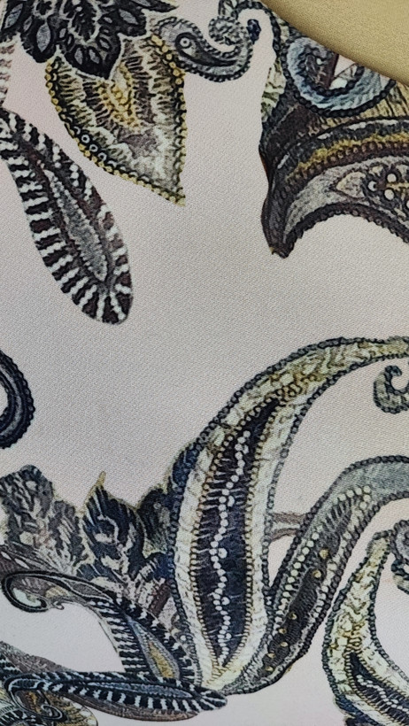 پیراهن زنانه وارداتی استوک طرحدار مشکی و سفید، آستین کوتاه، یقه گرد، فیت راحت، مناسب سایز ۴۲ تا ۴۴، پارچه لطیف و اقتصادی.