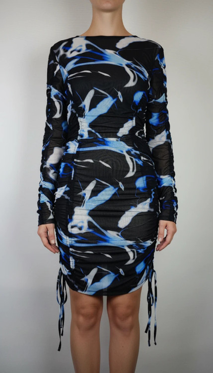 پیراهن زنانه وارداتی استوک طرحدار تیره با رگههای آبی و سفید، آستین بلند، برش جذب، مناسب سایز ۴۰ تا ۴۲ و قد ۹۴ سانتیمتر، استایل مجلسی و خاص.