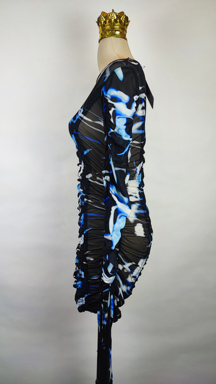 پیراهن زنانه وارداتی استوک طرحدار تیره با رگههای آبی و سفید، آستین بلند، برش جذب، مناسب سایز ۴۰ تا ۴۲ و قد ۹۴ سانتیمتر، استایل مجلسی و خاص.