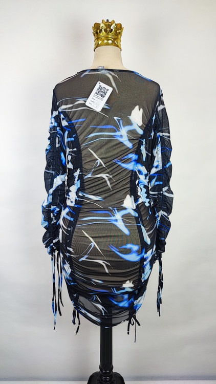 پیراهن زنانه وارداتی استوک طرحدار تیره با رگههای آبی و سفید، آستین بلند، برش جذب، مناسب سایز ۴۰ تا ۴۲ و قد ۹۴ سانتیمتر، استایل مجلسی و خاص.