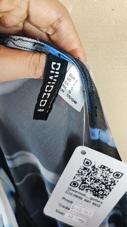 پیراهن زنانه وارداتی استوک طرحدار تیره با رگههای آبی و سفید، آستین بلند، برش جذب، مناسب سایز ۴۰ تا ۴۲ و قد ۹۴ سانتیمتر، استایل مجلسی و خاص.