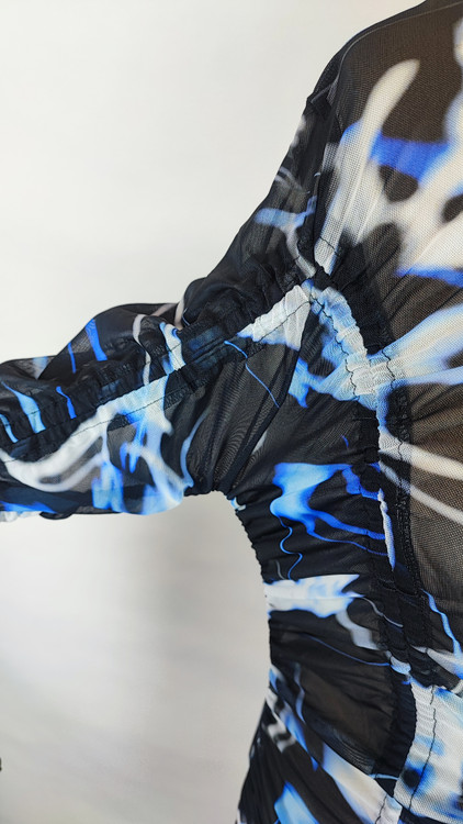 پیراهن زنانه وارداتی استوک طرحدار تیره با رگههای آبی و سفید، آستین بلند، برش جذب، مناسب سایز ۴۰ تا ۴۲ و قد ۹۴ سانتیمتر، استایل مجلسی و خاص.