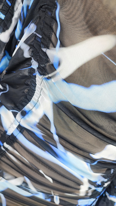 پیراهن زنانه وارداتی استوک طرحدار تیره با رگههای آبی و سفید، آستین بلند، برش جذب، مناسب سایز ۴۰ تا ۴۲ و قد ۹۴ سانتیمتر، استایل مجلسی و خاص.