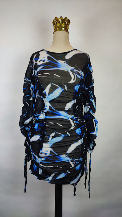 پیراهن زنانه وارداتی استوک طرحدار تیره با رگههای آبی و سفید، آستین بلند، برش جذب، مناسب سایز ۴۰ تا ۴۲ و قد ۹۴ سانتیمتر، استایل مجلسی و خاص.