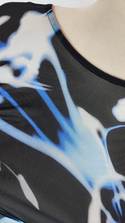 پیراهن زنانه وارداتی استوک طرحدار تیره با رگههای آبی و سفید، آستین بلند، برش جذب، مناسب سایز ۴۰ تا ۴۲ و قد ۹۴ سانتیمتر، استایل مجلسی و خاص.