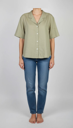 شومیز زنانه وارداتی استوک رنگ زیتونی روشن با طراحی ساده و یقه کلاسیک، آستین کوتاه، مناسب سایز ۴۲ تا ۴۴، تنخور مرتب و راحت، مناسب استایل روزمره و نیمهرسمی