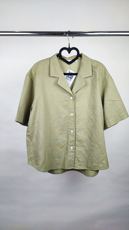 ۴۲شومیز زنانه وارداتی استوک رنگ زیتونی روشن با طراحی ساده و یقه کلاسیک، آستین کوتاه، مناسب سایز ۴۲ تا ۴۴، تنخور مرتب و راحت، مناسب استایل روزمره و نیمهرسمی