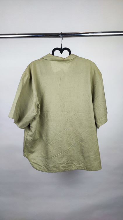 شومیز زنانه وارداتی استوک رنگ زیتونی روشن با طراحی ساده و یقه کلاسیک، آستین کوتاه، مناسب سایز ۴۲ تا ۴۴، تنخور مرتب و راحت، مناسب استایل روزمره و نیمهرسمی