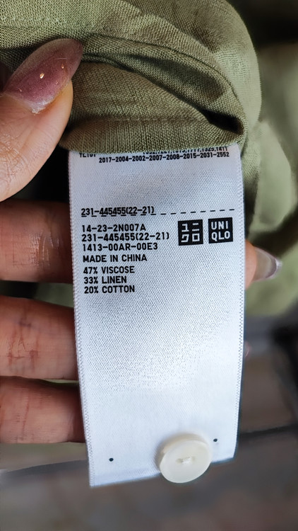 شومیز زنانه وارداتی استوک رنگ زیتونی روشن با طراحی ساده و یقه کلاسیک، آستین کوتاه، مناسب سایز ۴۲ تا ۴۴، تنخور مرتب و راحت، مناسب استایل روزمره و نیمهرسمی