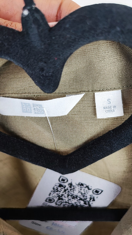 شومیز زنانه وارداتی استوک رنگ زیتونی روشن با طراحی ساده و یقه کلاسیک، آستین کوتاه، مناسب سایز ۴۲ تا ۴۴، تنخور مرتب و راحت، مناسب استایل روزمره و نیمهرسمی