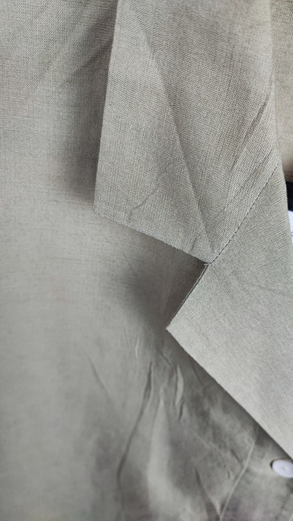 شومیز زنانه وارداتی استوک رنگ زیتونی روشن با طراحی ساده و یقه کلاسیک، آستین کوتاه، مناسب سایز ۴۲ تا ۴۴، تنخور مرتب و راحت، مناسب استایل روزمره و نیمهرسمی