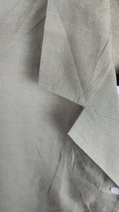 شومیز زنانه وارداتی استوک رنگ زیتونی روشن با طراحی ساده و یقه کلاسیک، آستین کوتاه، مناسب سایز ۴۲ تا ۴۴، تنخور مرتب و راحت، مناسب استایل روزمره و نیمهرسمی