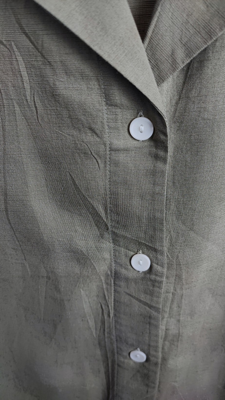 شومیز زنانه وارداتی استوک رنگ زیتونی روشن با طراحی ساده و یقه کلاسیک، آستین کوتاه، مناسب سایز ۴۲ تا ۴۴، تنخور مرتب و راحت، مناسب استایل روزمره و نیمهرسمی