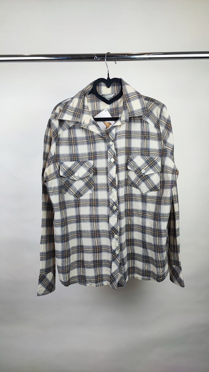 شومیز زنانه وارداتی استوک چهارخانه مشکی طوسی با یقه کلاسیک و دکمهدار، آستین بلند، تنخور مرتب و شیک، مناسب سایز ۴۶ تا ۴۸، انتخابی ایدهآل برای استایل روزمره و کژوال