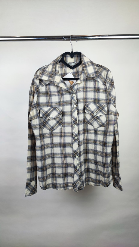 شومیز زنانه وارداتی استوک چهارخانه مشکی طوسی با یقه کلاسیک و دکمهدار، آستین بلند، تنخور مرتب و شیک، مناسب سایز ۴۶ تا ۴۸، انتخابی ایدهآل برای استایل روزمره و کژوال