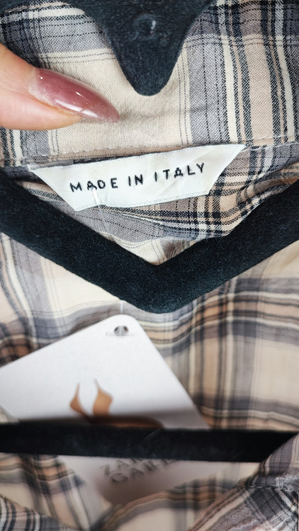 شومیز زنانه وارداتی استوک چهارخانه مشکی طوسی با یقه کلاسیک و دکمهدار، آستین بلند، تنخور مرتب و شیک، مناسب سایز ۴۶ تا ۴۸، انتخابی ایدهآل برای استایل روزمره و کژوال