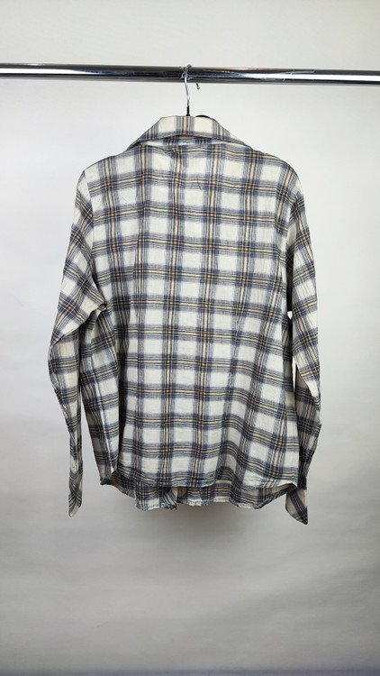 شومیز زنانه وارداتی استوک چهارخانه مشکی طوسی با یقه کلاسیک و دکمهدار، آستین بلند، تنخور مرتب و شیک، مناسب سایز ۴۶ تا ۴۸، انتخابی ایدهآل برای استایل روزمره و کژوال