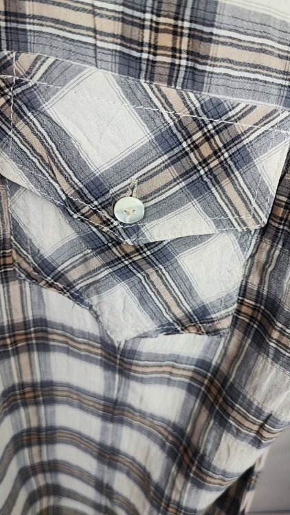 شومیز زنانه وارداتی استوک چهارخانه مشکی طوسی با یقه کلاسیک و دکمهدار، آستین بلند، تنخور مرتب و شیک، مناسب سایز ۴۶ تا ۴۸، انتخابی ایدهآل برای استایل روزمره و کژوال